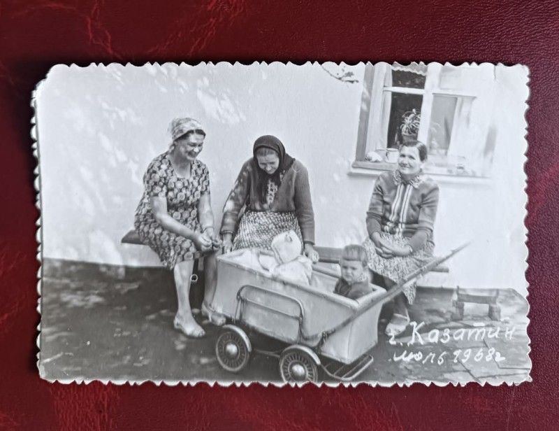 Фото двох малят у дитячій колясці