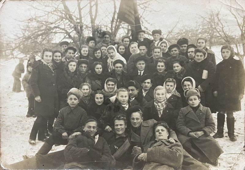 Фото групове. Члени комсомольської організації Ободівської середньої школи, 1946 рік