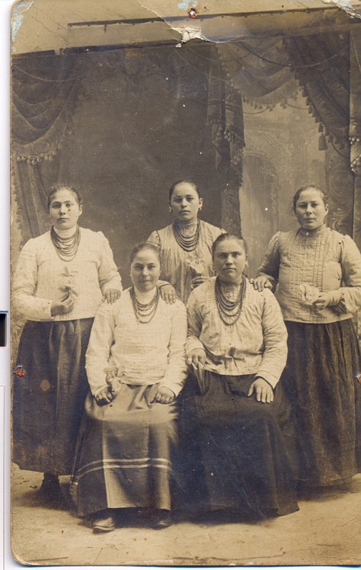 Фото чорно - біле "Сестри Зав'ялові з подругами. 1913р."