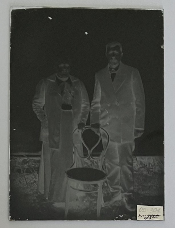 Фотонегатив. Чоловік з жінкою