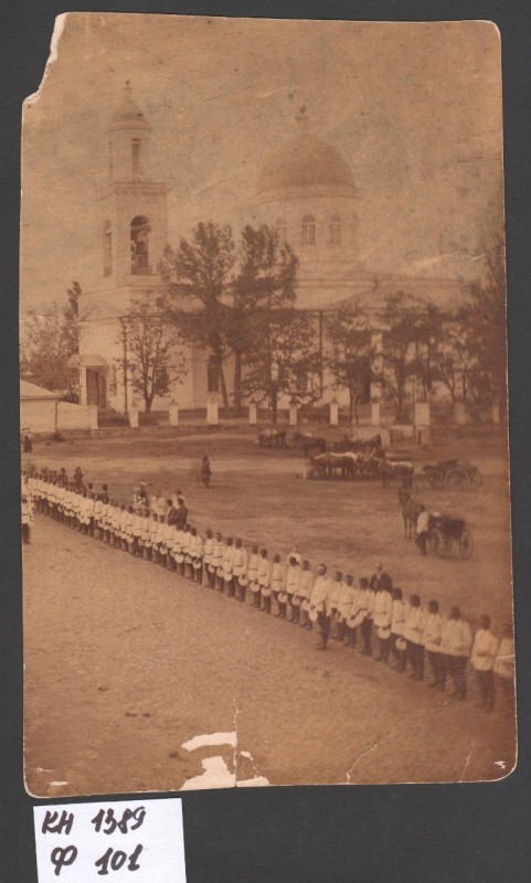 Фотографія - колективна. На передньому плані - шеренга солдат царської армії, далі собор на Соборній площі