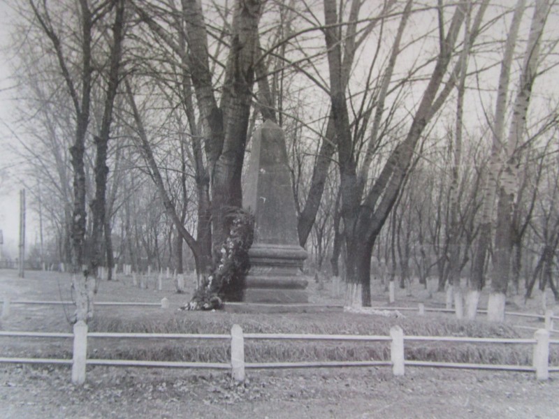 Фото. Пам`ятник загиблим в роки Другої світової війни в міському парку.