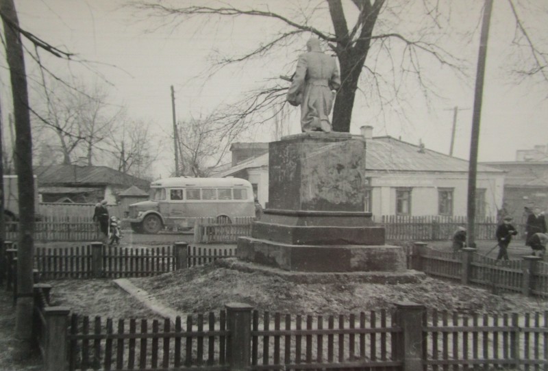 Фото. Братська могила в сквері ім. Воровського.