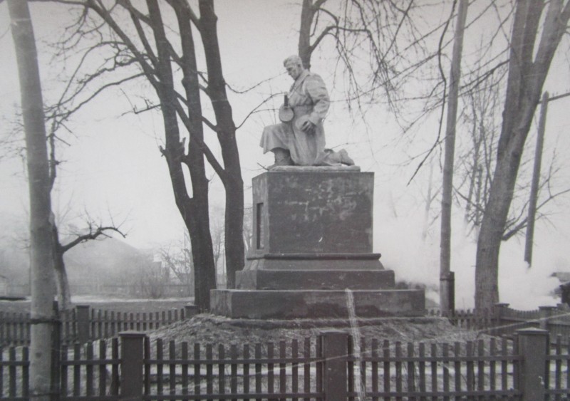 Фото. Пам`ятник загиблому в роки Другої світової війни в сквері ім. Воровського (нині вулиця Шевченка).
