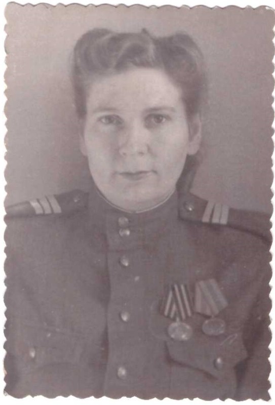 Фото Горохової Надії Михайлівни з нагородами у гімнастерці.