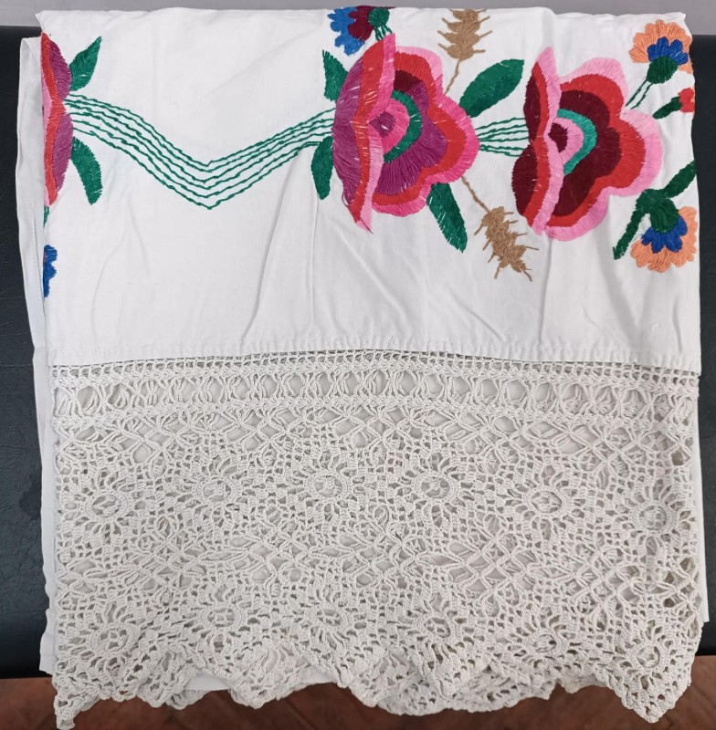 Простирадло ситцеве з вишивкою.