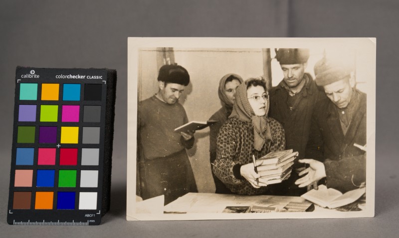 Фото. Працівниця бібліотеки Вершиніна видає книги в побуткомбінаті м.Балти.