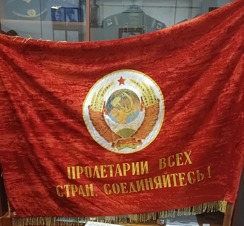 Прапор червоний "Перетворим решения партии в жизни!"