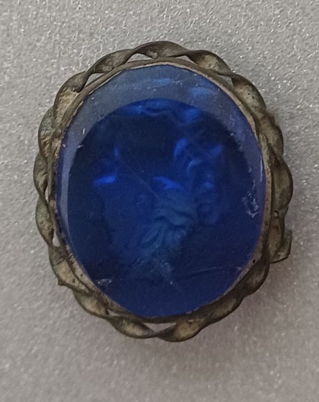 Брошка із синім склом