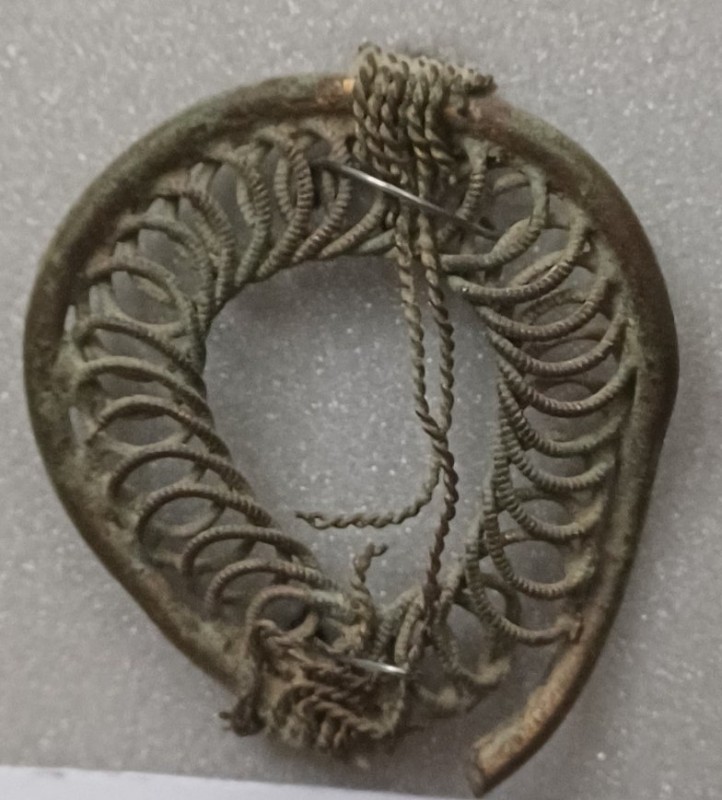 Брошка з плетеного дроту