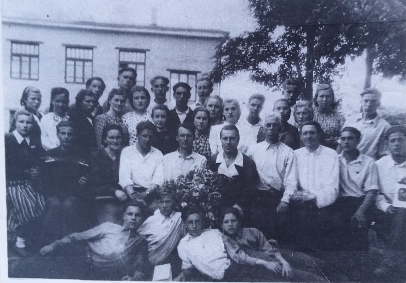 Фото. Учні 10 класу Переймської середньої школи з вчителями. 1952-1953 навчальний рік.