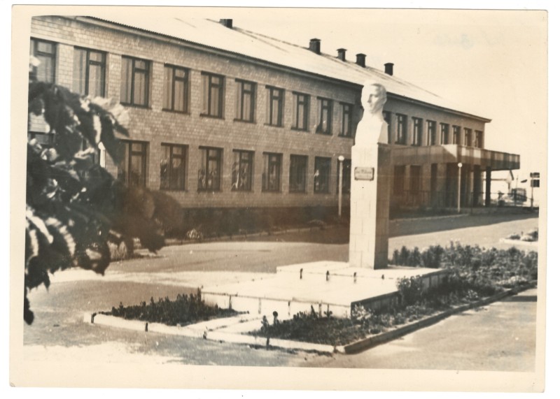 НКМ Фотографія пам’ятника Івану Хмарі в селі Вишняки