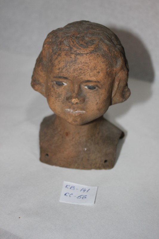 Бюст голови дівчинки, глина.