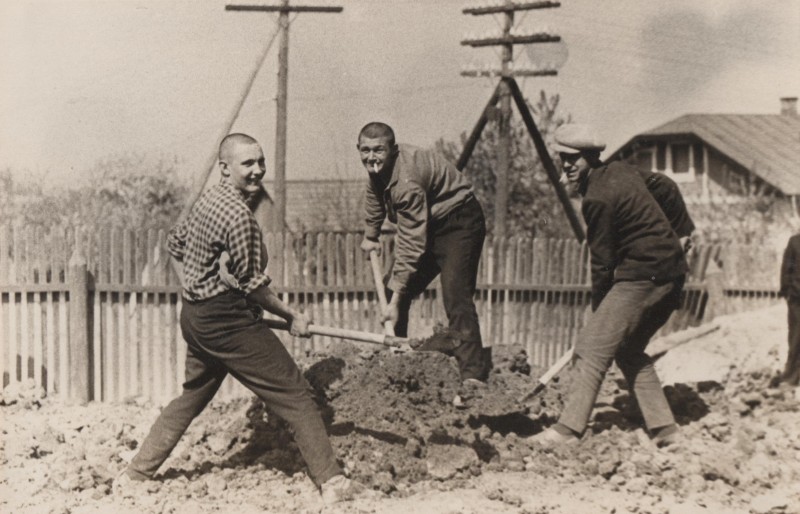 Фотографія. Володимир Івасюк копає землю із двома хлопцями. Квітень 1966 року.