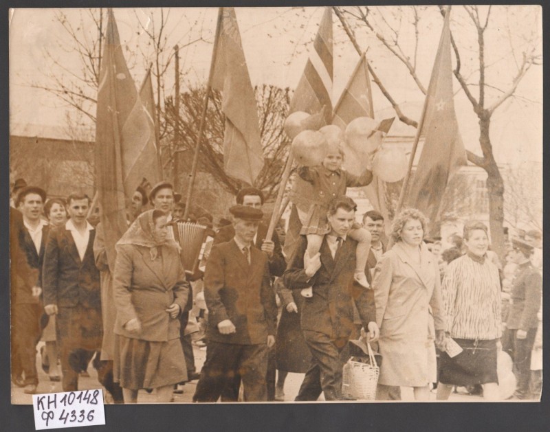 Фотографія. Зображено колону трудящих на Першотравневій  демонстрації