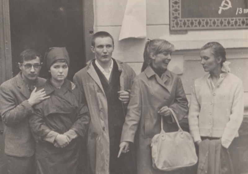 Фотографія. Володимир Івасюк з однокласнокласниками та сестрою Галиною. 1966 рік