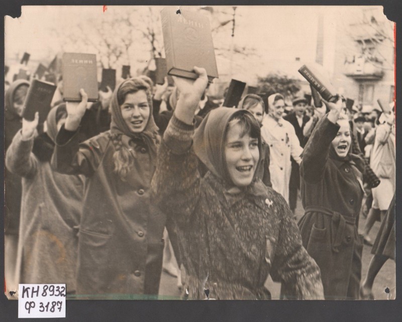 Фотографія. Учасники демонстрації - учнів 7 листопада 1965 року