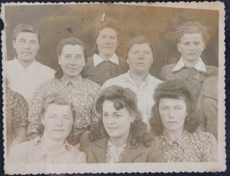 Фотографія чорно-біла групова з родинного альбому Домни Кузіної