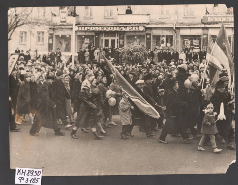 Фотографія. Учасники демонстрації 7 листопада 1965 року в м. Павлограді
