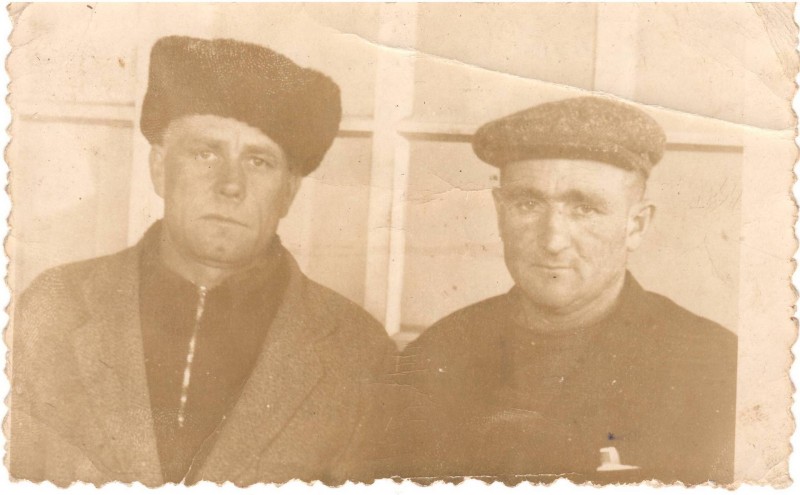 Фотографія чорно-біла: двоє чоловіків у зимовому одязі