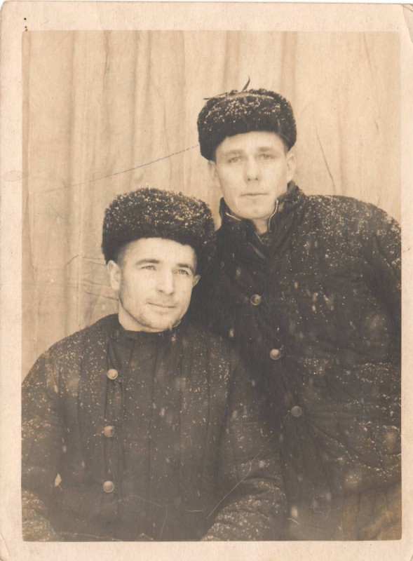 Фотографія чорно-біла: двоє чоловіків у зимовому одязі
