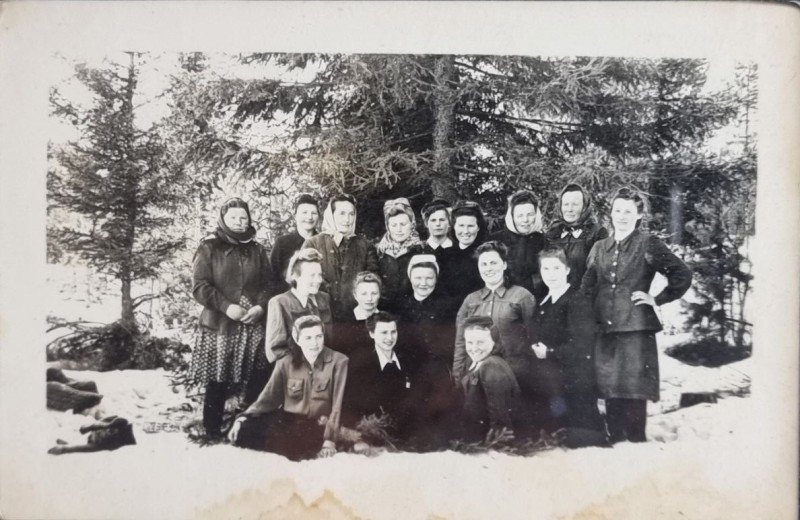 Фотографія чорно-біла групова з родинного альбому Домни Кузіної