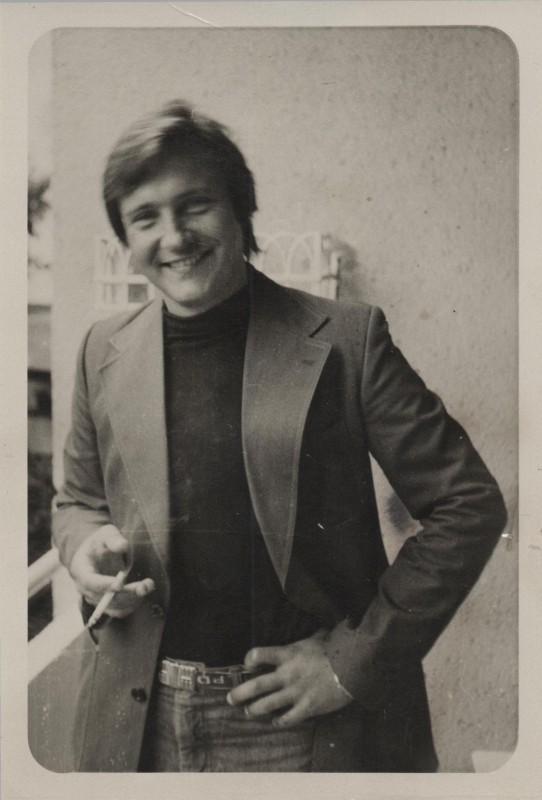 Фотографія. Володимир Івасюк на балконі з цигаркою. 1978 рік.