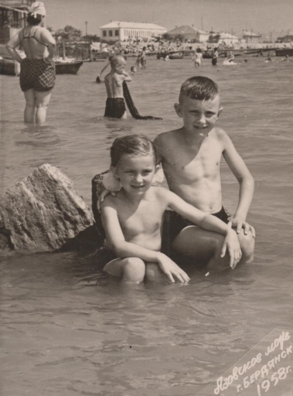Фотографія. Володимир Івасюк з сестрою Галиною на Азовському морі. 16 липня 1958 року.