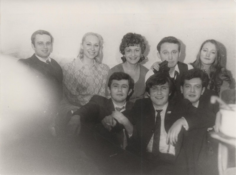 Фотографія. Володимир Івасюк у колі рідних і друзів. 1973 рік