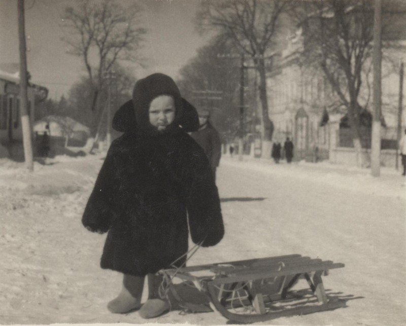 Фотографія. Володимир Івасюк з санчатами. 1952 рік.