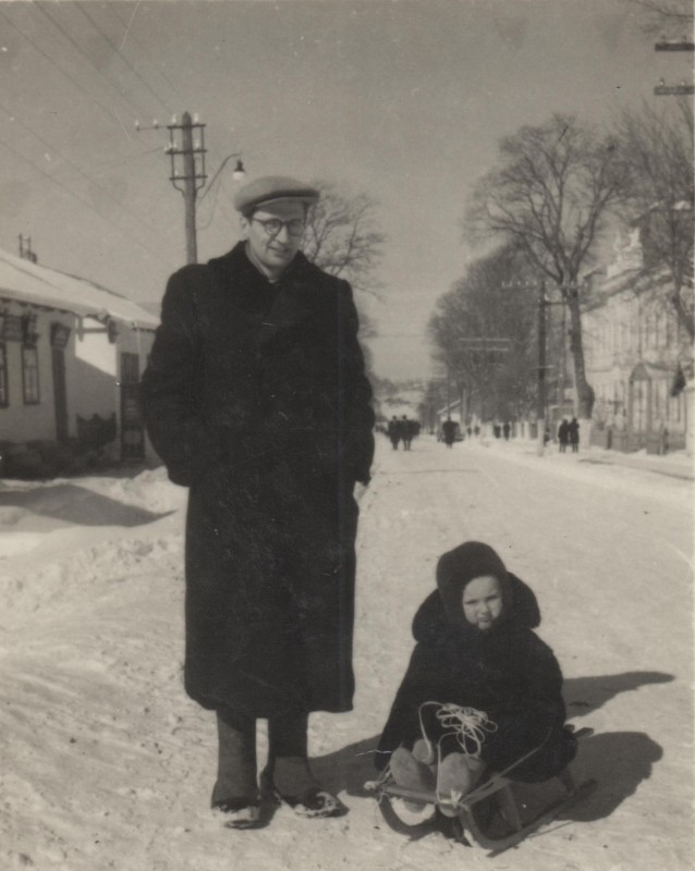 Фотографія. Володимир Івасюк на санчатах з батьком Михайлом Івасюком. 1951 рік