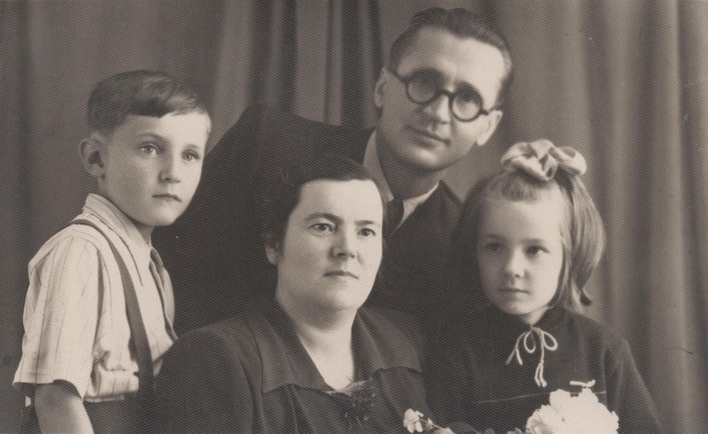 Фотографія. Володимир Івасюк з сестрою Галиною та батьками. 1955 рік.