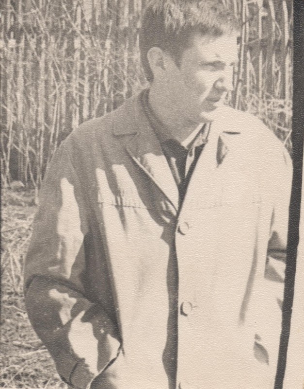 Фотографія. Володимир Івасюк у світлому плащі. 1965 рік