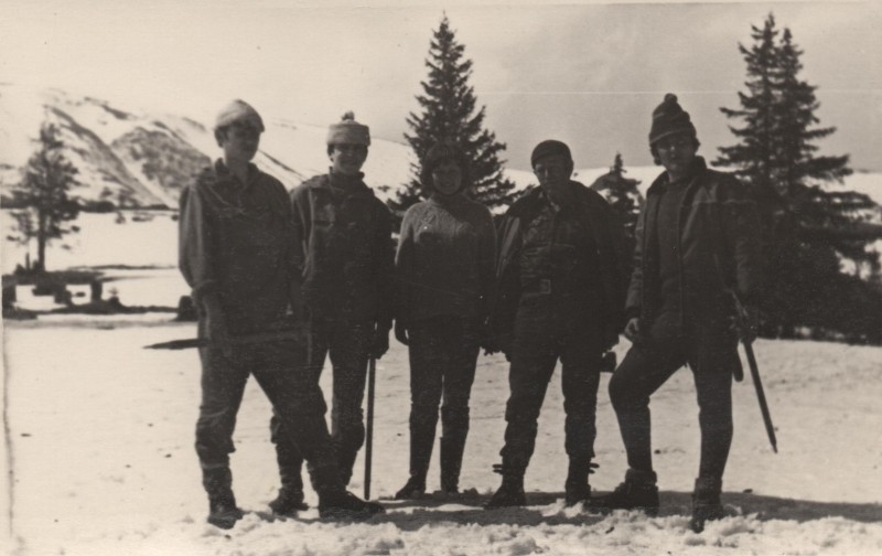 Фотографія. Володимир Івасюк з друзями під час походу в гори. 1969 рік.