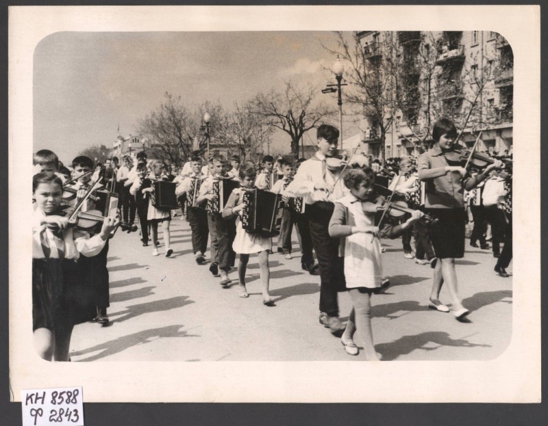 Фотографія. Колони учасників демонстрації 1 Травня 1966 р.   -  учні музичної школи №1 м. Павлограда
