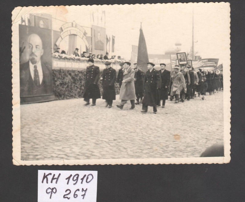 Фотографія. Учасники демонстрації в місті Павлограді, присвяченої 38-й річниці Великої Жовтневої соціалістичної революції