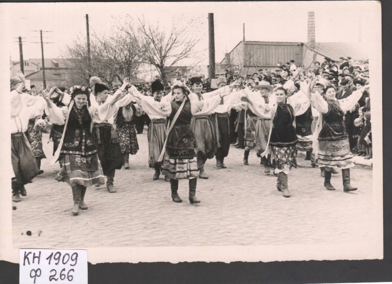 Фотографія. Учасники Першотравневої демонстрації в 1960 році