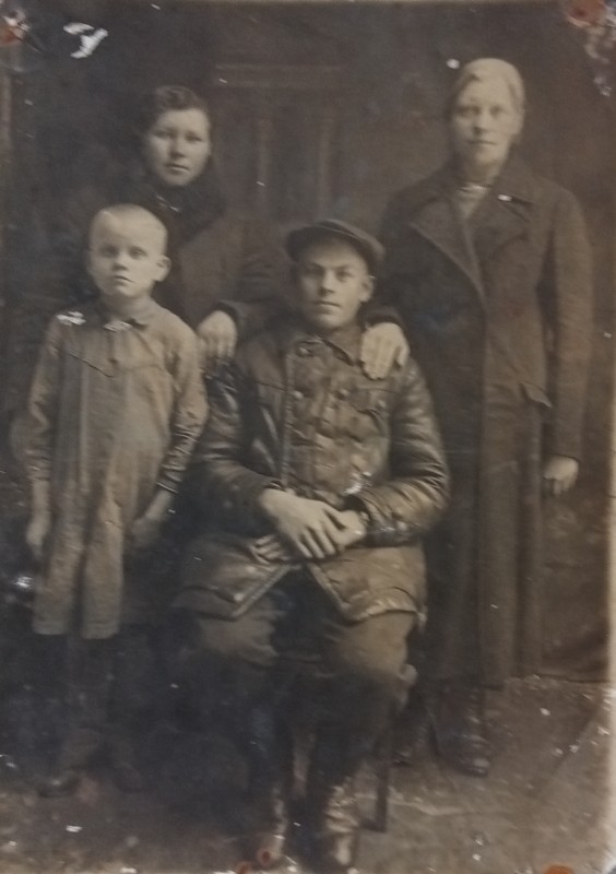 Фото сім'ї Земкових від 07-01-1941 року.
