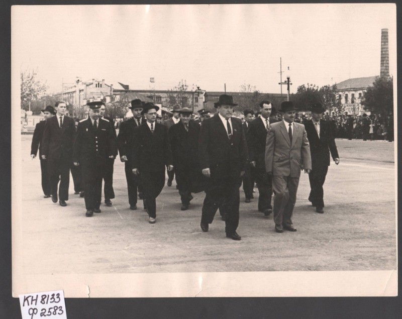 Фотографія. Керівники району та міста на Першотравневій демонстрації, 1962 р.