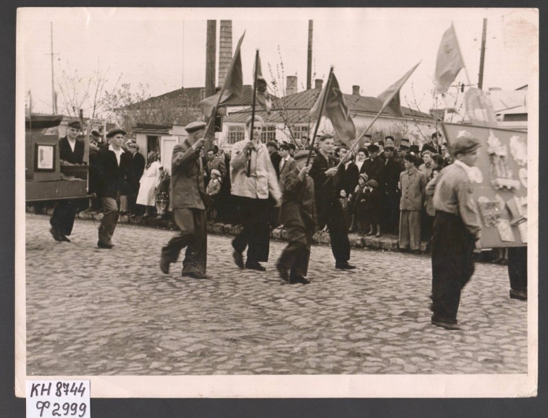 Фотографія. Учні Cтанції юних техніків на Першотравневій демонстрації