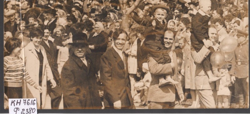 Фотографія. Учасники Першотравневої демонстрації в 1965 році