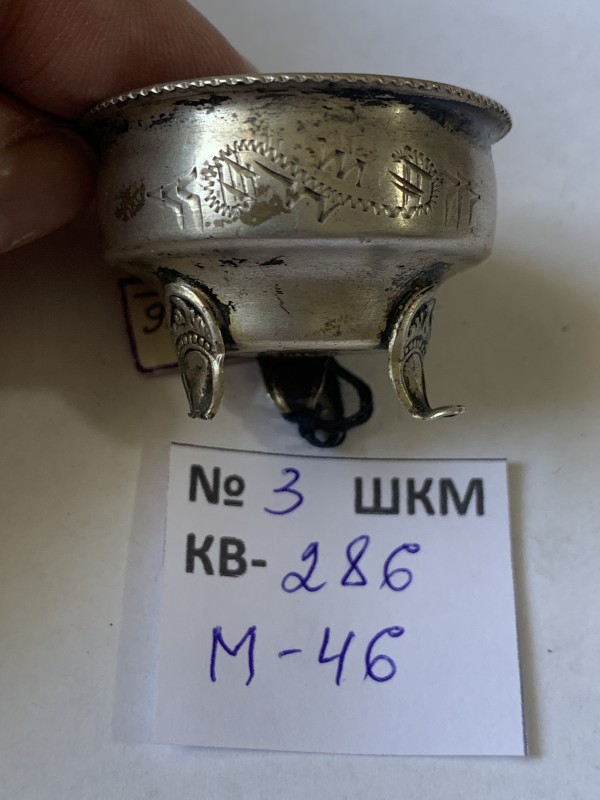 Маленька посудина на ніжках, срібло, кування, гравірування.