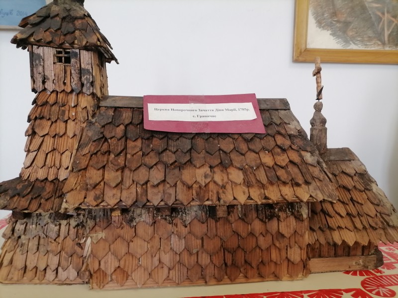 Макет дерев'яної церкви
