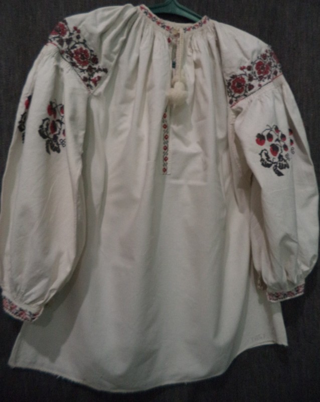 Вишита жіноча сорочка