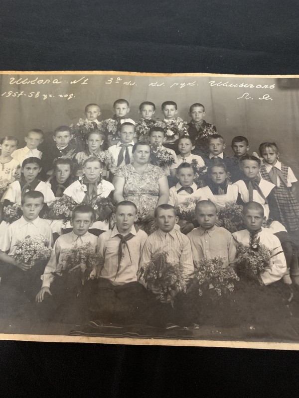 Фото "Учні з3-а класу з вчителькою" 1957-58 навчальний рік