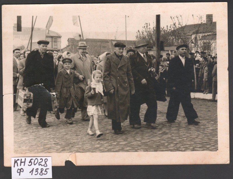 Фотографія. Учасники демонстрації  свта  1 Травня 1960 року в м. Павлоград