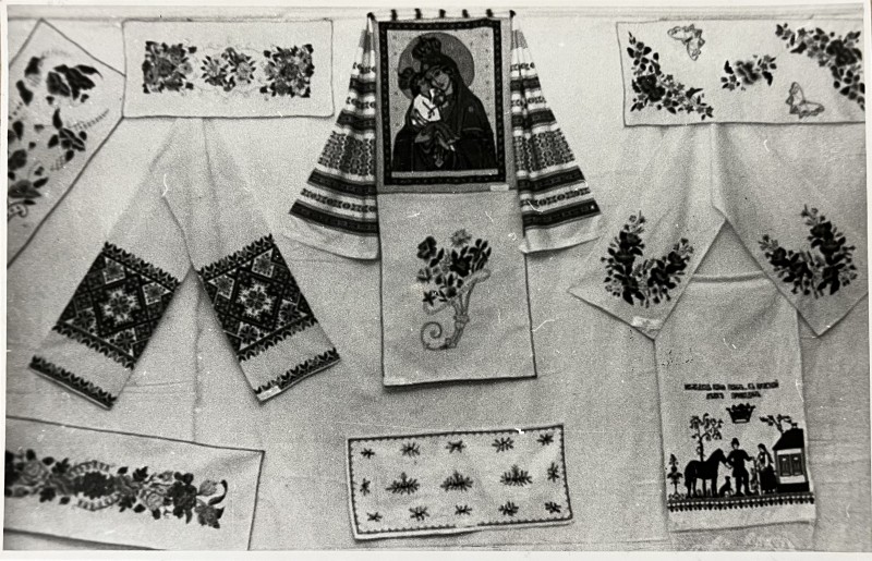 Фото. Виставка художньої вишивки місцевих майстринь, 1997 рік