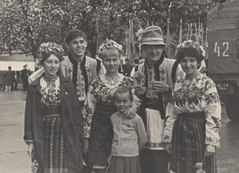 Фотографія. Володимир Івасюк серед учасників оркестру ансамблю «Трембіта» і сестрою Оксаною. Травень1968 року
