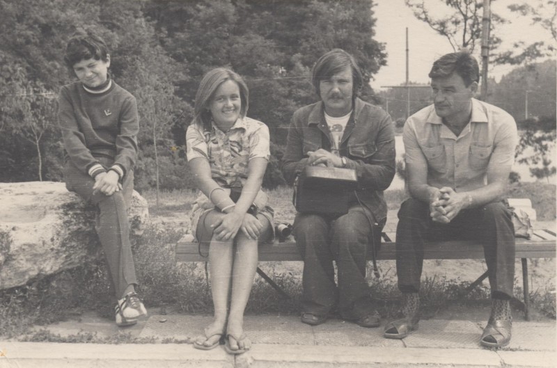 Фотографія. Володимир та Оксана Івасюки у компанії. 1976 рік.