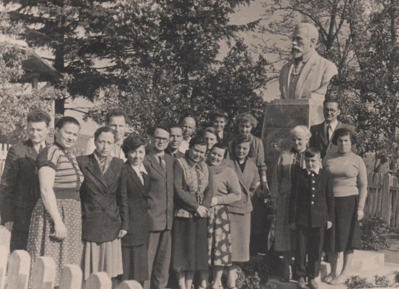 Фотографія. Володимир Івасюк біля пам’ятника Василеві Стефанику з батьком і мамою та іншими екскурсантами. Село Русів. 1961 рік.